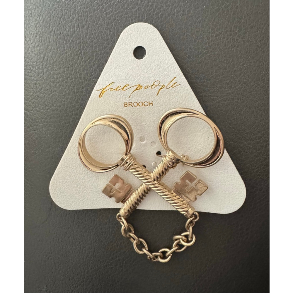 Free People Unlock Your Love Pin NWT Gold Keys Oversized Brooch Vintage Inspired - Picture 3 of 4